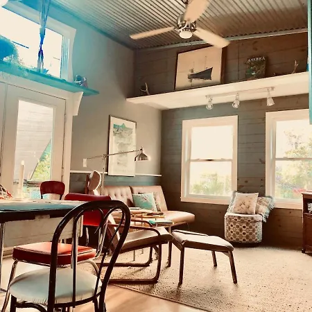 Quiet Carriage House Apartment